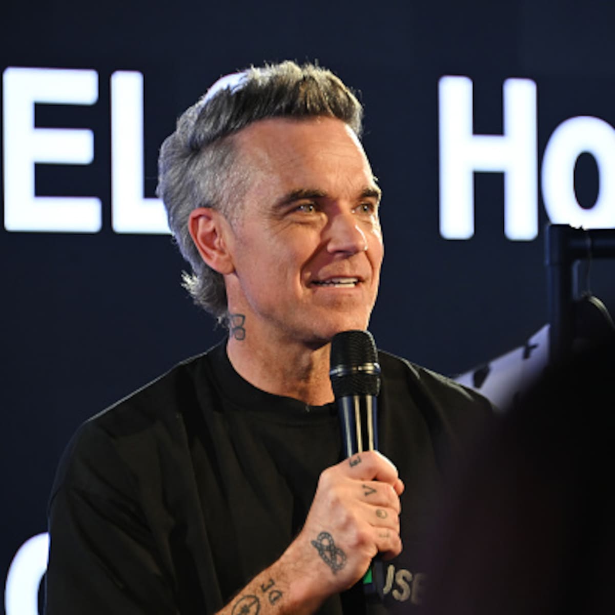 Robbie Williams monta un karaoke improvisado con sus fans en plena calle tras cancelar su concierto en Lima