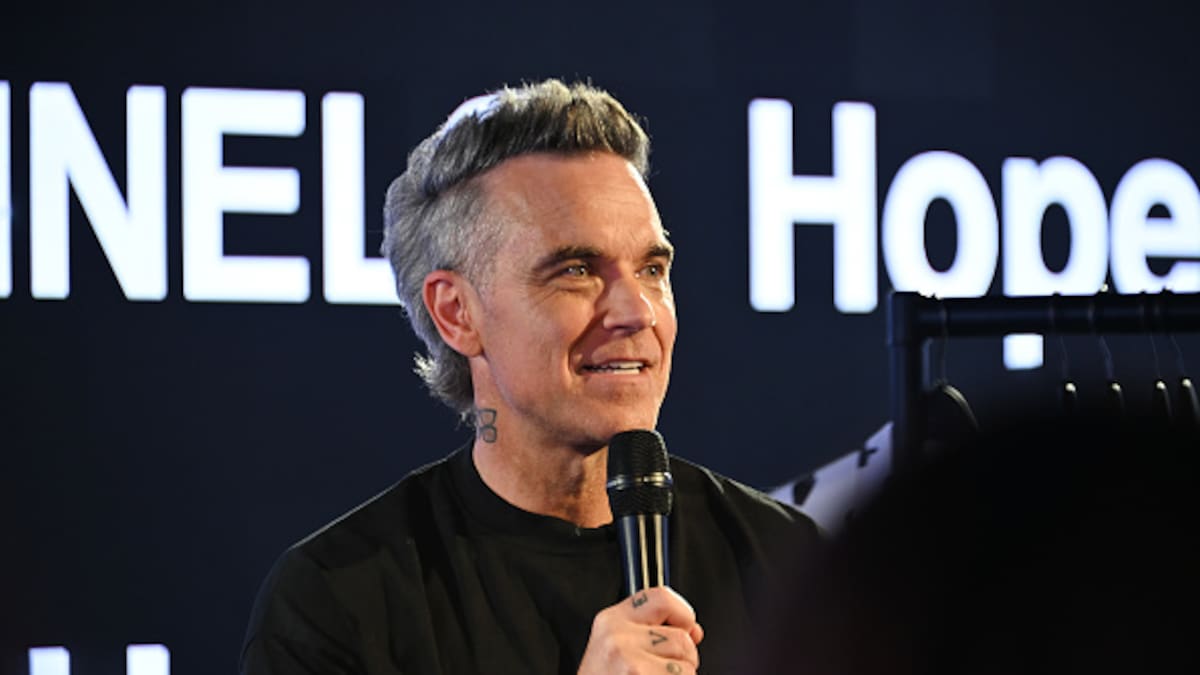 Robbie Williams monta un karaoke improvisado con sus fans en plena calle tras cancelar su concierto en Lima