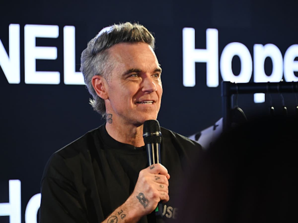 Robbie Williams monta un karaoke improvisado con sus fans en plena calle tras cancelar su concierto en Lima