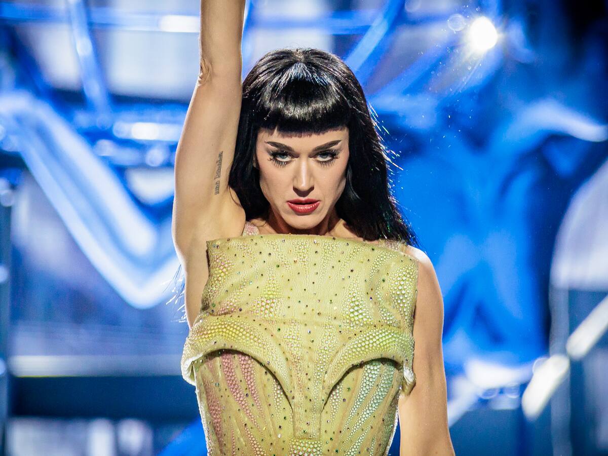 Katy Perry incendia el pasado antes del lanzamiento de su nuevo single, 'Watch It Burn'