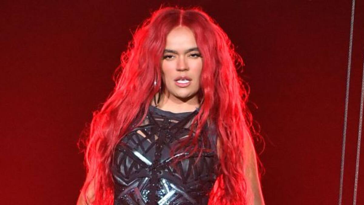 Karol G perdió la pollera en pleno show y los fans aplaudieron su reacción