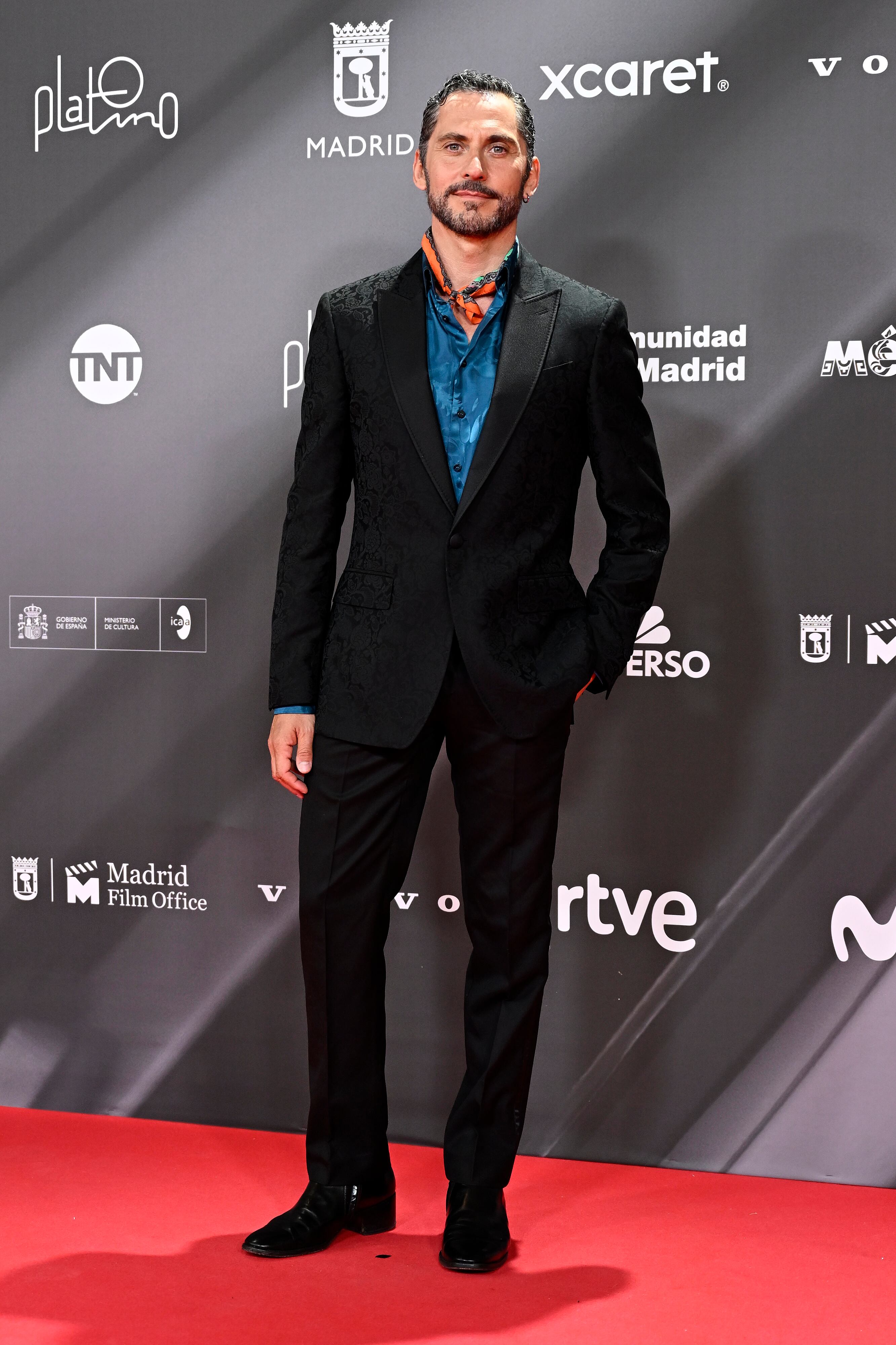 El actor que ya ha terminado de dirigir la película de 'Aída' ha lucido un dos piezas en negro y una camisa de satén azul añadiendo a su estilismo un pañuelo anudado al cuello de estampado de diferentes colores.