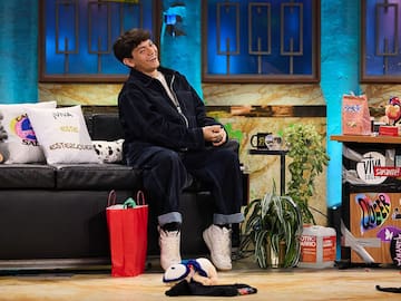 JJ, ganador de Eurovisión, imita a Melody y le envía un mensaje desde ‘La Revuelta’ con helicóptero incluido