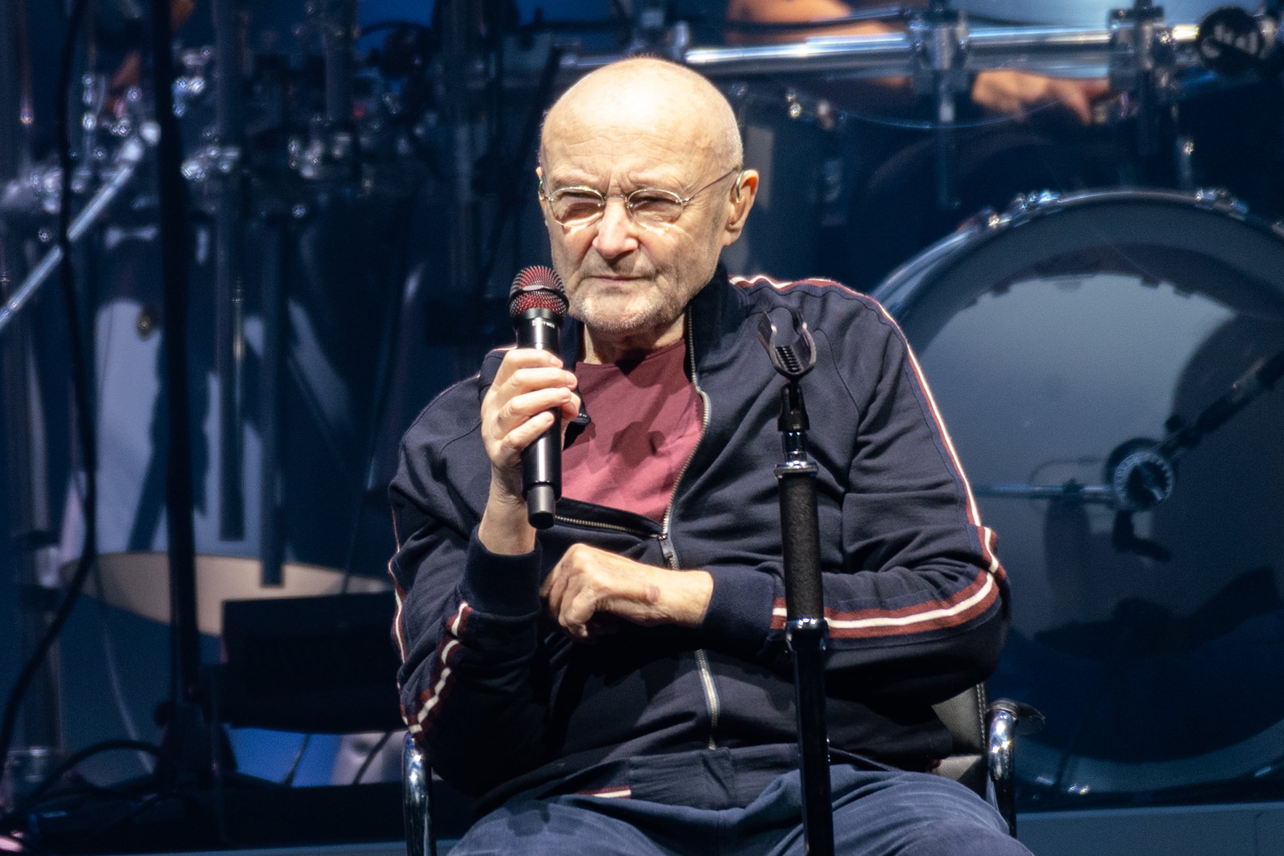 GLASGOW, ESCOCIA - 7 DE OCTUBRE: Phil Collins de Genesis actúa en el escenario durante la gira "The Last Domino Tour" en el SSE Hydro el 7 de octubre de 2021 en Glasgow, Escocia. (Foto de Roberto Ricciuti/Redferns)