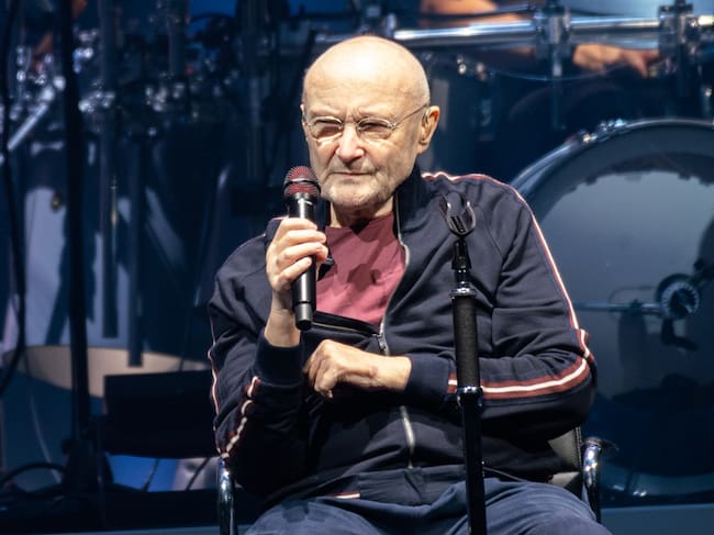 GLASGOW, ESCOCIA - 7 DE OCTUBRE: Phil Collins de Genesis actúa en el escenario durante la gira "The Last Domino Tour" en el SSE Hydro el 7 de octubre de 2021 en Glasgow, Escocia. (Foto de Roberto Ricciuti/Redferns)