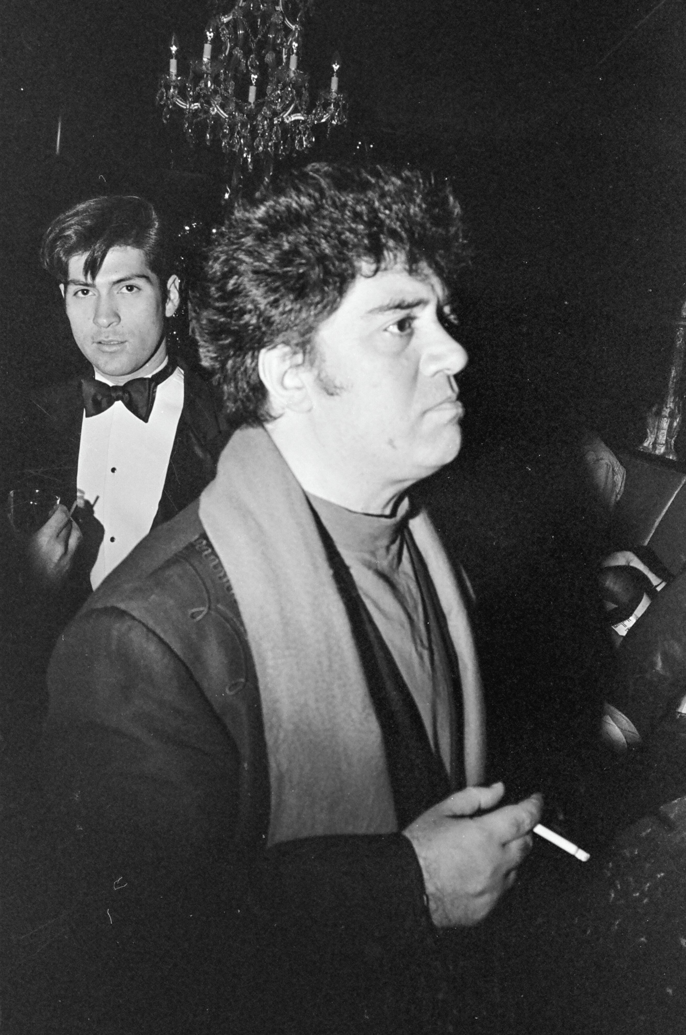 El director de cine español Pedro Almodóvar (en primer plano) en la discoteca Roxy, Nueva York, Nueva York, 24 de marzo de 1990. (Foto de Steve Eichner/Getty Images)