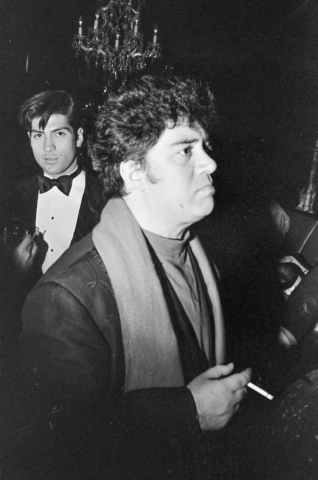 El director de cine español Pedro Almodóvar (en primer plano) en la discoteca Roxy, Nueva York, Nueva York, 24 de marzo de 1990. (Foto de Steve Eichner/Getty Images)