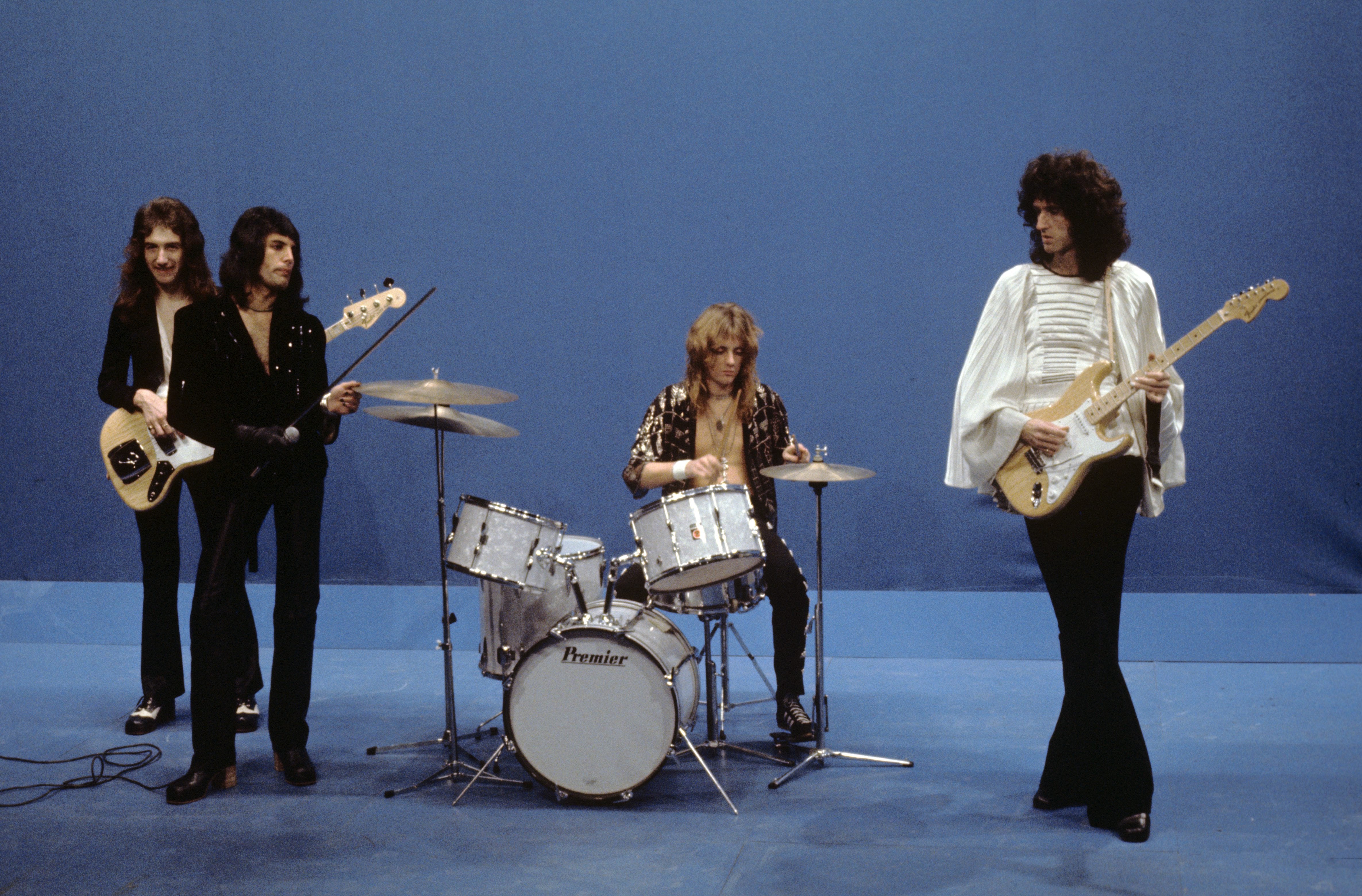 John Deacon, Freddie Mercury, Roger Taylor y Brian May de Queen interpretando 'Killer Queen' en 1974