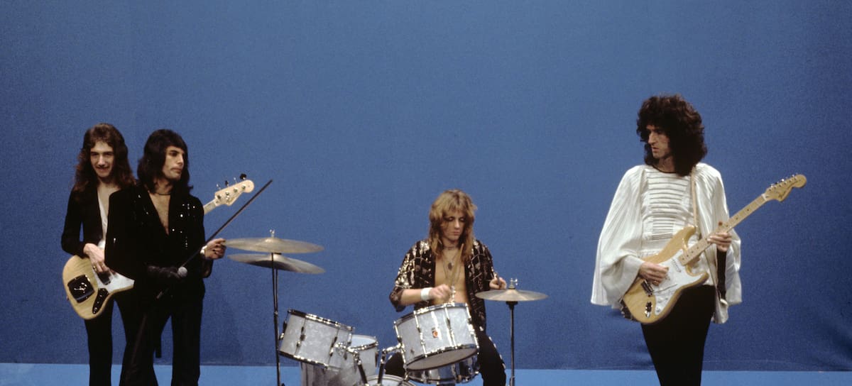 John Deacon, Freddie Mercury, Roger Taylor y Brian May de Queen interpretando 'Killer Queen' en 1974