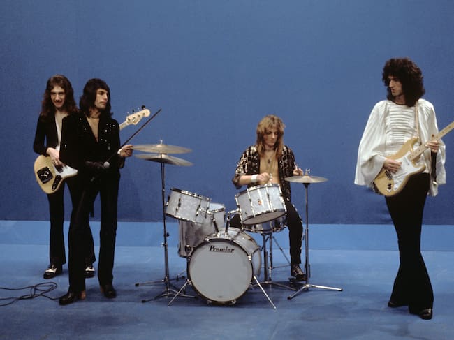 John Deacon, Freddie Mercury, Roger Taylor y Brian May de Queen interpretando 'Killer Queen' en 1974