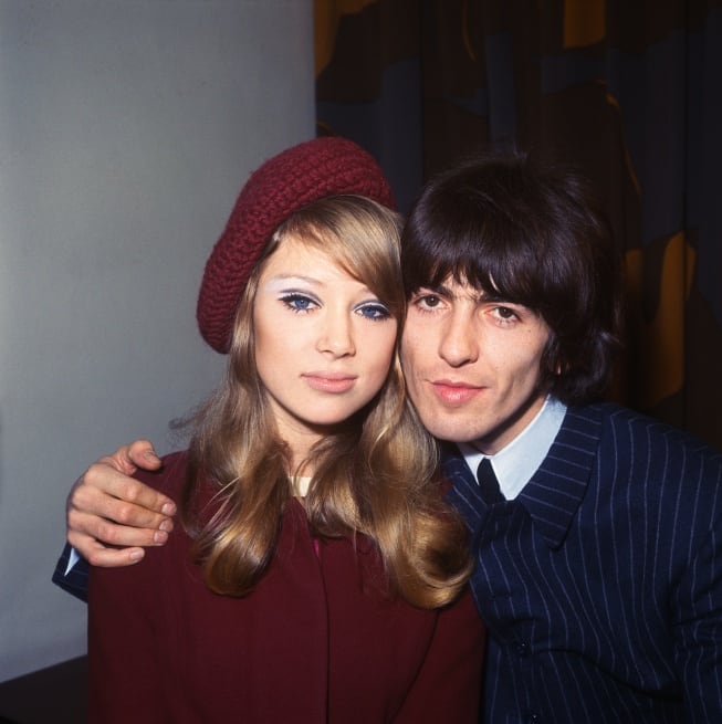 Un joven George Harrison, de 22 años, abraza a su esposa, la modelo Patti Boyd, de 21, justo después de casarse.