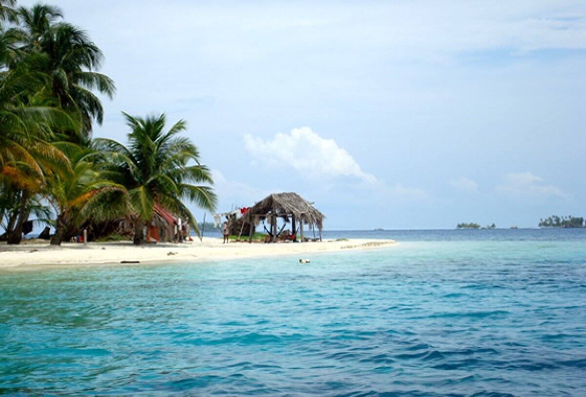 San Blas es una serie de 378 islas de las cuales sólo 49 están habitadas por los fieros e independientes indios Kuna. Dicen muchos que son una de las aguas más azules y transparentes que encontrarás en Panamá.