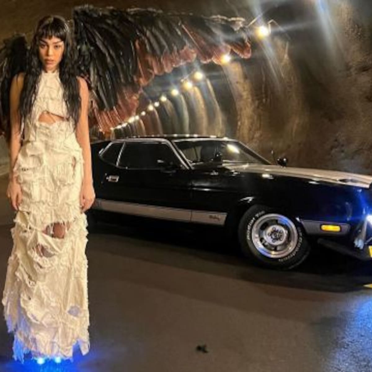 Danna Paola Deslumbra con diseño tico en nuevo video