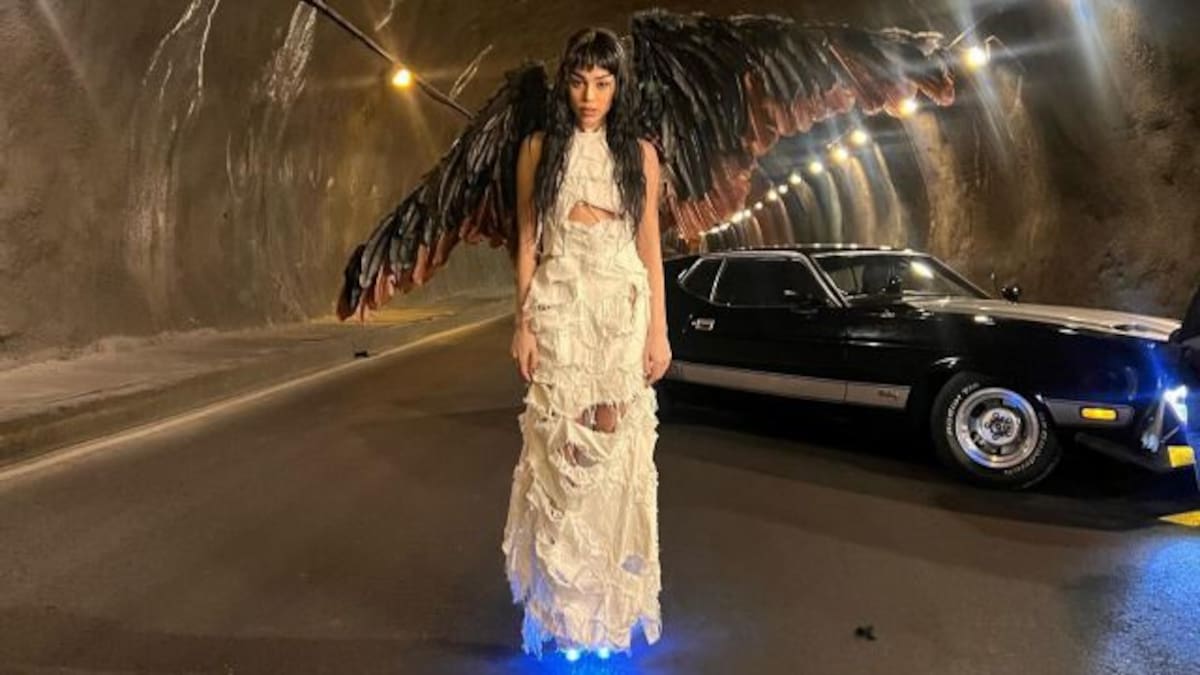 Danna Paola Deslumbra con diseño tico en nuevo video