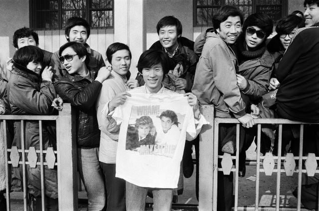 Seguidores chinos de Wham!, fotografiados durante la visita del dúo a su país en 1985.