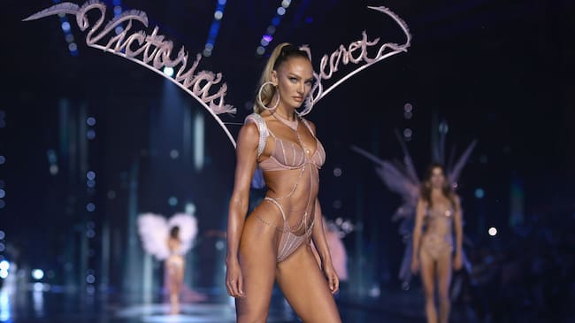 La segunda parte del desfile lo abrió Candice Swanepoel con un look rosa y ángeles con el nombre de la firma escrito en ellas. Una de las modelos más veteranas en este desfile ya que la hemos visto en 12 de sus ediciones desde que apareció por primera vez en 2007.