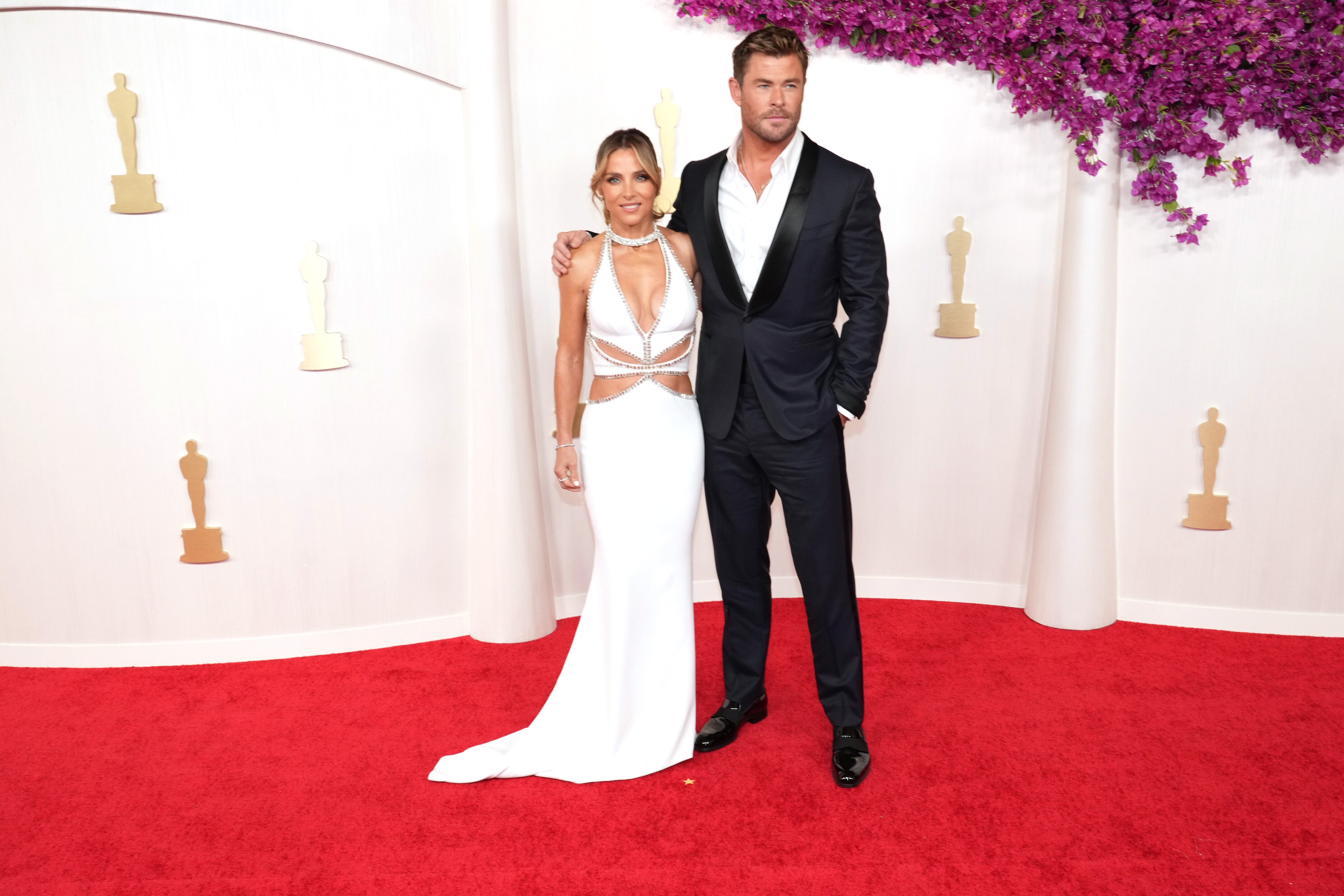 Otra de las parejas de la noche que le dieron el toque de glamour fueron Elsa Pataky y Chris Hemsworth. Blanco y negro, todo un clásico de la combinación. ¡Para comérselos!