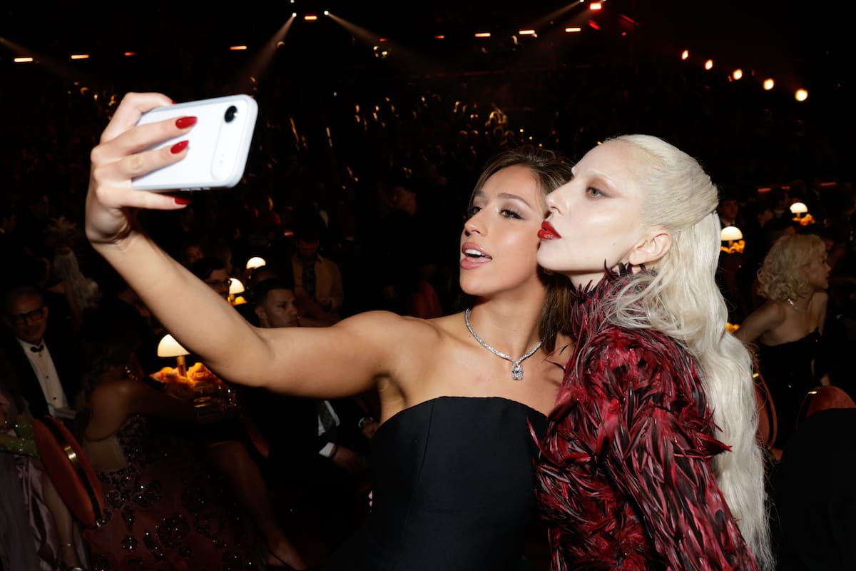 No solo los mortales se hacen selfies, también las grandes estrellas y así hemos pillado a Tate McRae y Lady Gaga. El hecho de que la canadiense haya querido hacer la foto da pistas de la admiración que siente por Mother Monster. No digas que no has deseado una colaboración entre ellas.