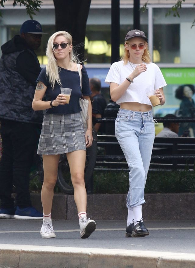 Dylan Meyer (i) y Kristen Stewart (d) son cazadas durante un paseo por las calles de Nueva York en septiembre de 2021