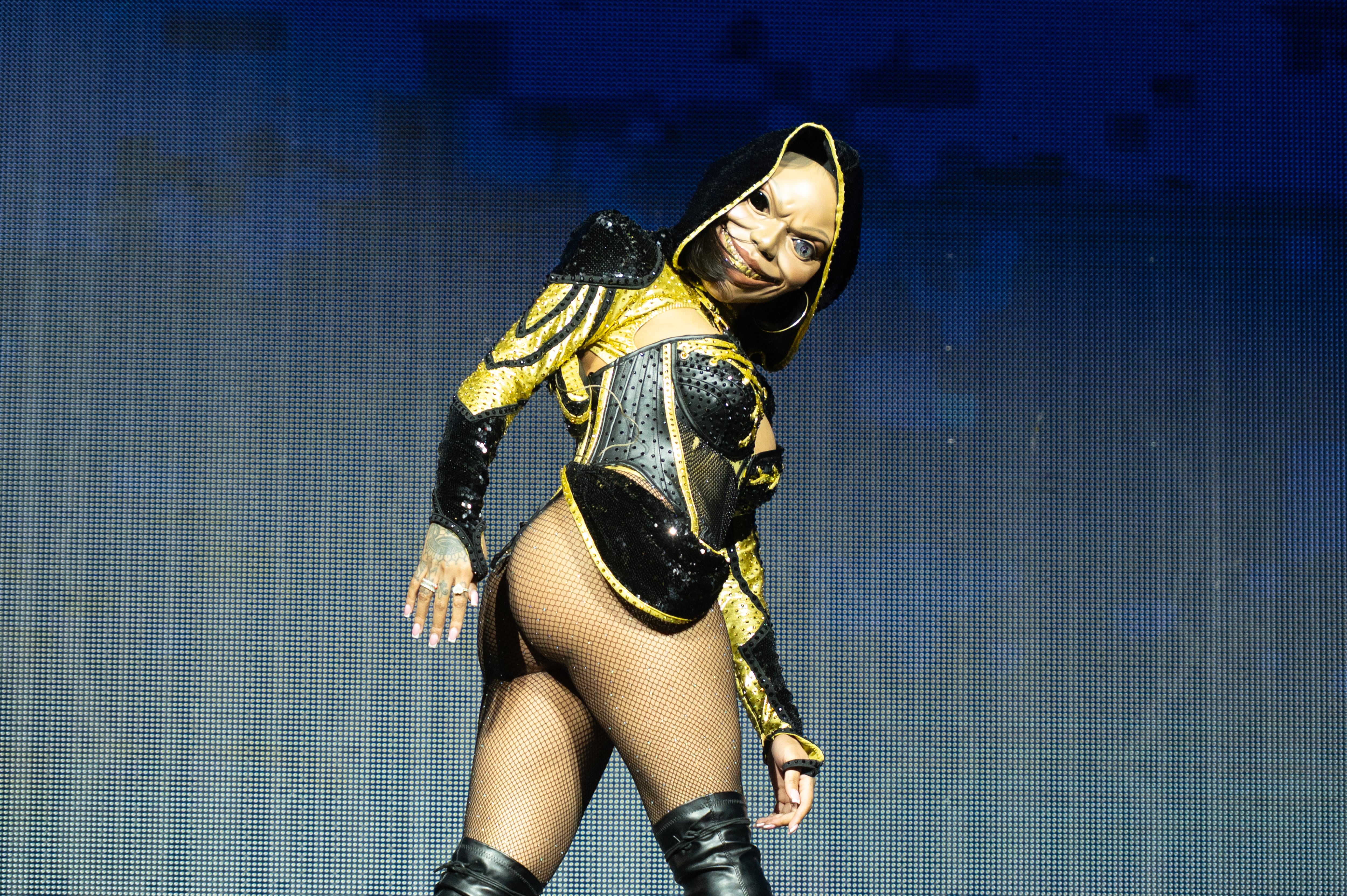 Que nadie se asuste que tras esa máscara tan siniestra se escondía GloRilla que actuó el primer día. No era su primera vez.