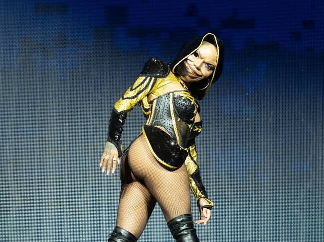 Que nadie se asuste que tras esa máscara tan siniestra se escondía GloRilla que actuó el primer día. No era su primera vez.