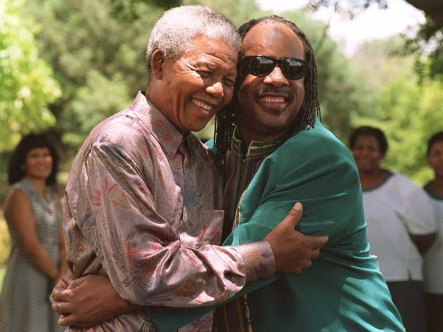 Stevie Wonder abrazando al entonces presidente de Sudáfrica Nelson Mandela en 1996.