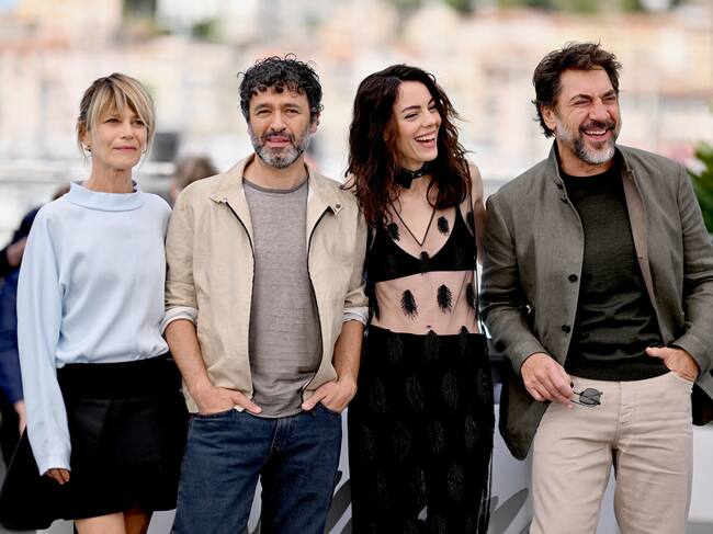 Marina Foïs, Rodrigo Sorogoyen, Victoria Luengo y Javier Bardem en el photocall de 'El Ser Querido' en el Festival de Cannes. / Stephane Cardinale - Corbis/Corbis via Getty Lionel Hahn/Getty