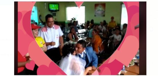 Se casan en una rosticería