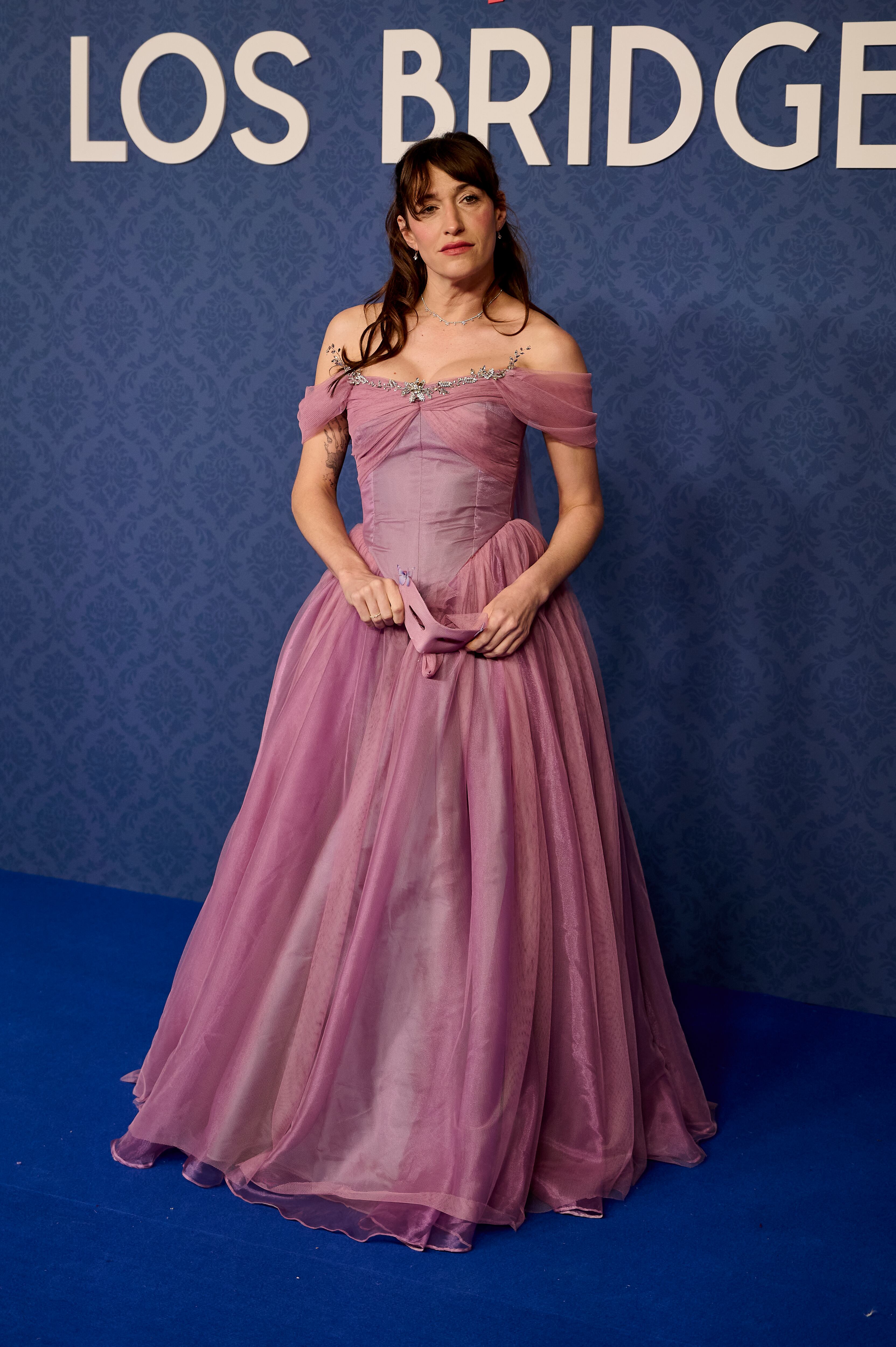 La actriz ha lucido su lado más princesa con este vestido de gasa en tono rosa pálido que la ha convertido casi en una figura etérea.