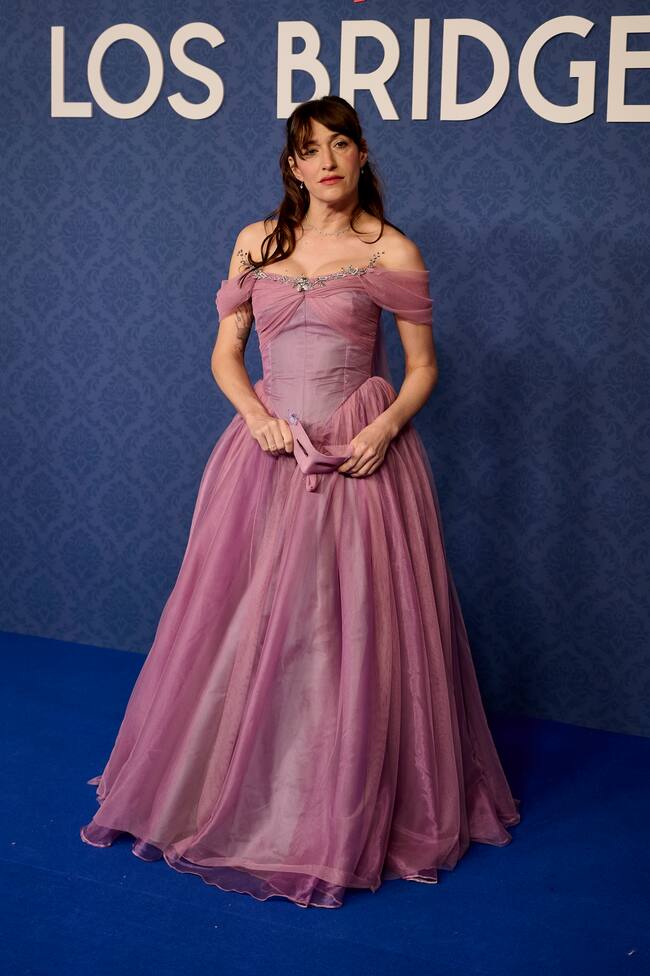 La actriz ha lucido su lado más princesa con este vestido de gasa en tono rosa pálido que la ha convertido casi en una figura etérea.