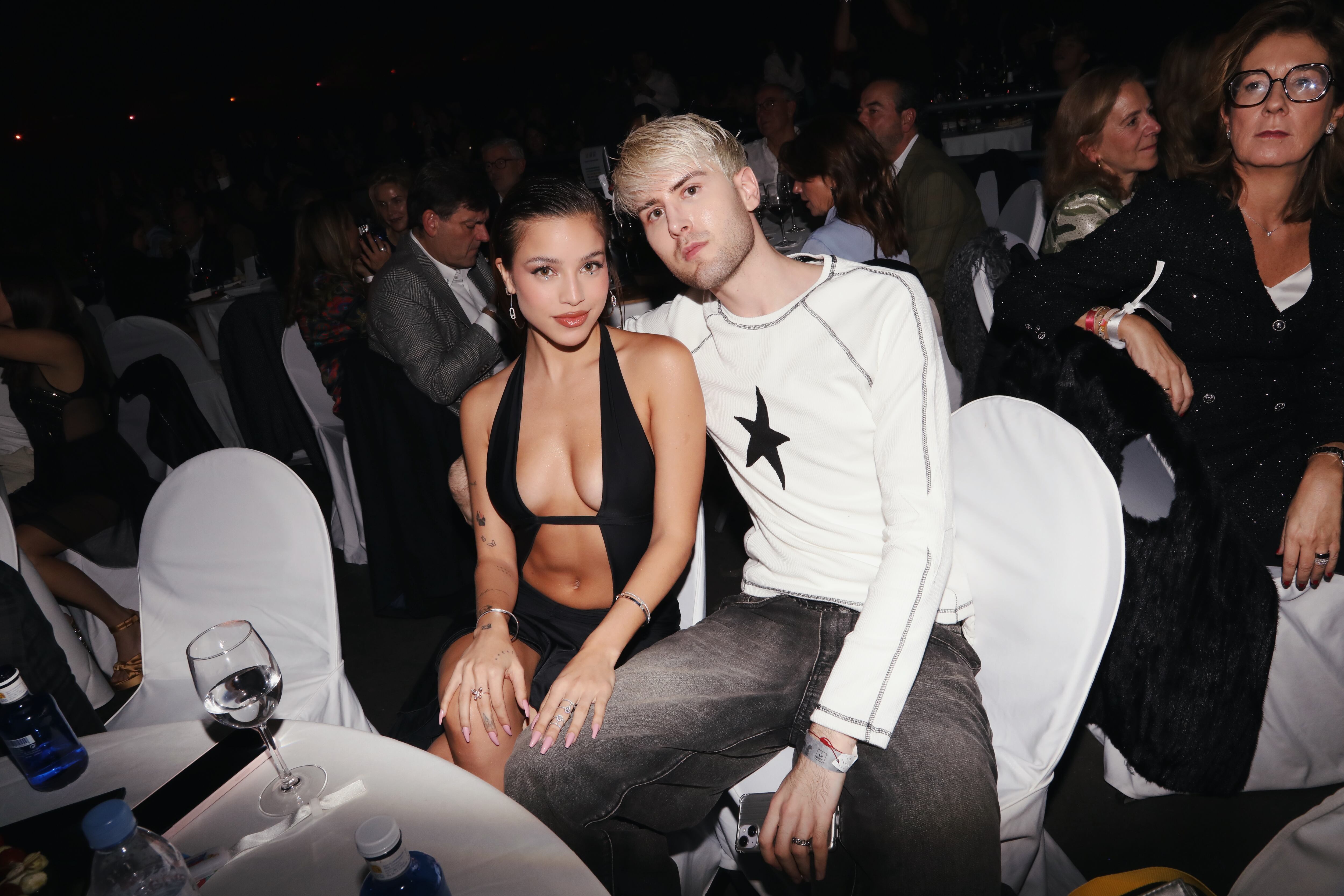 La artista argentina Emilia con uno de los chicos de su crew.