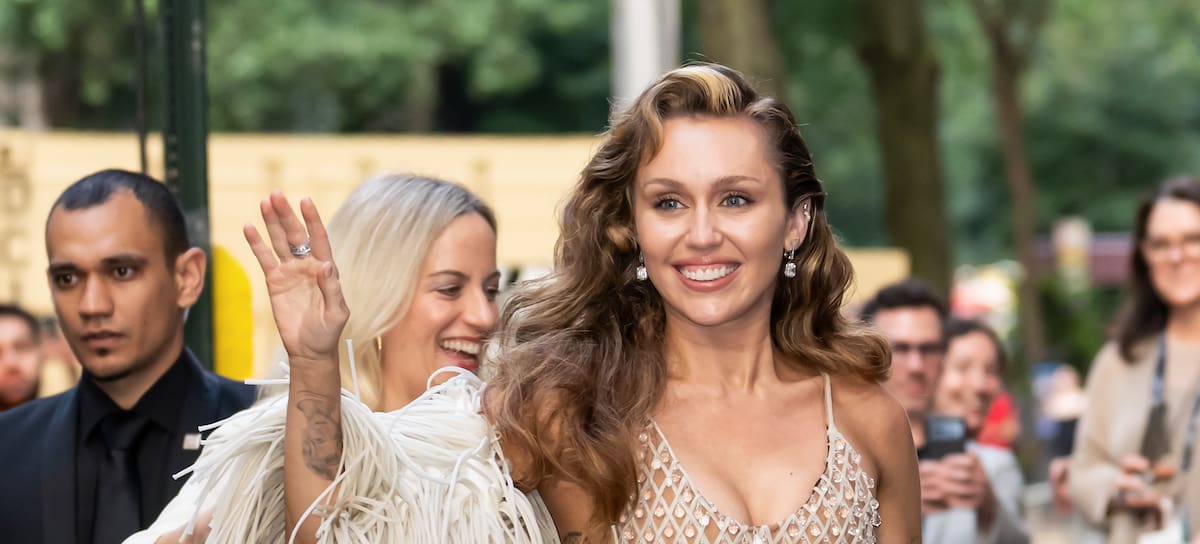 Miley Cyrus de camino a la premiére de 'Something Beautiful con Miley Cyrus' en junio de 2025. / Gilbert Carrasquillo/GC