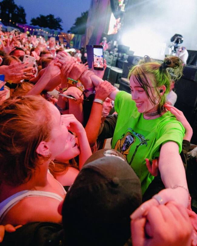 Billie Eilish se da un baño de fans.