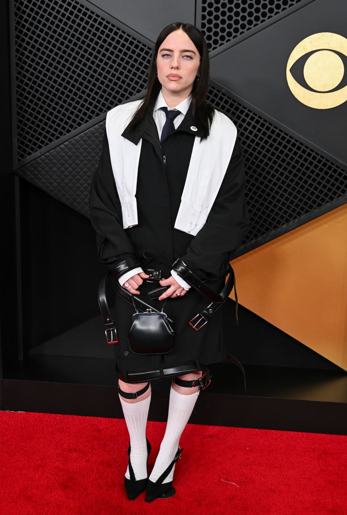 Fiel a su estilo, siempre diferente, Billie Eilish optó también por el negro con un diseño hecho a medida por la firma Hodakova con el cinturón negro como distintivo.
