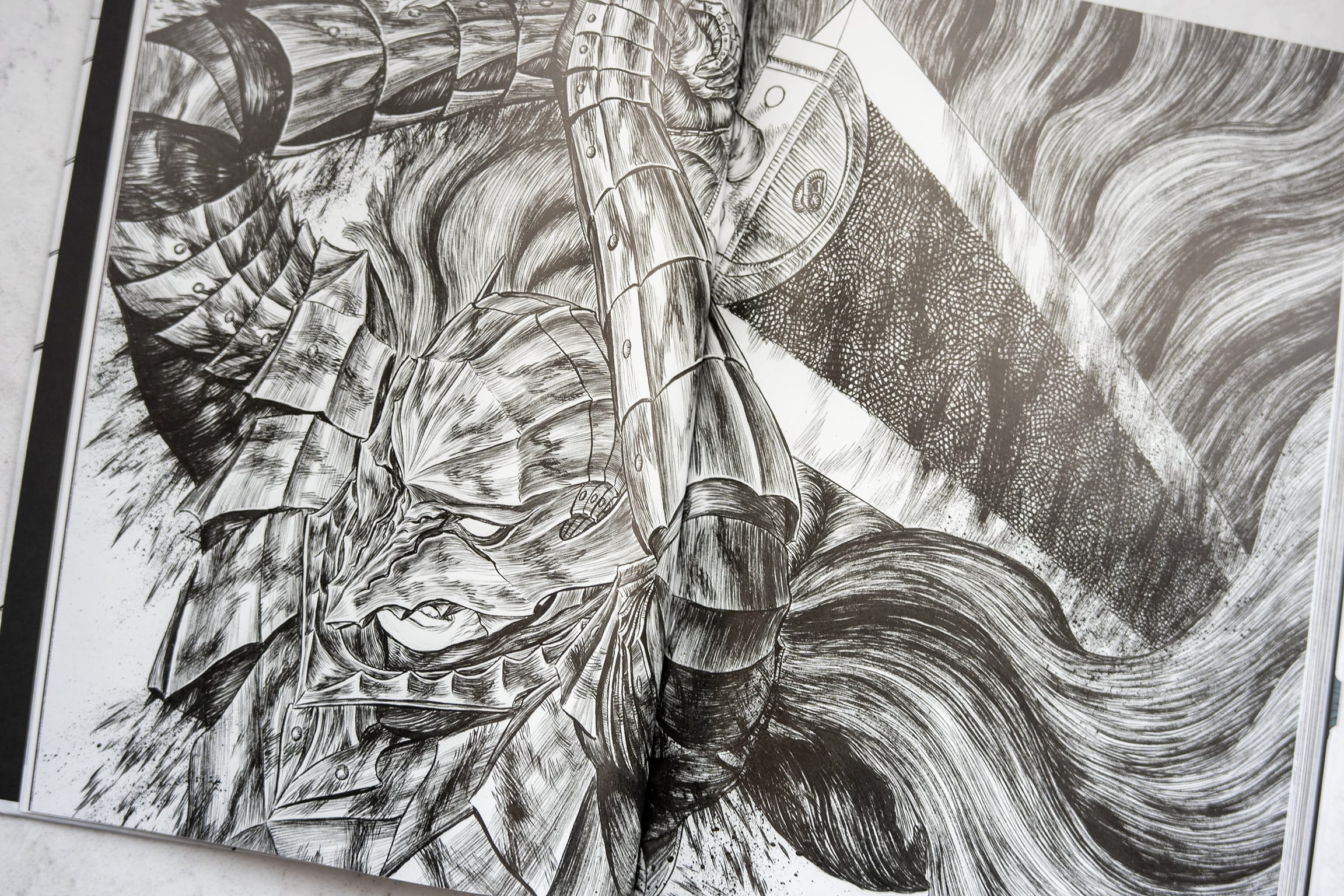 El catálogo de la exposición de arte de Kentaro Miura llega a España de la mano de Panini.