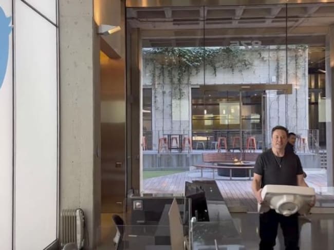 Elon Musk entra en Twitter.