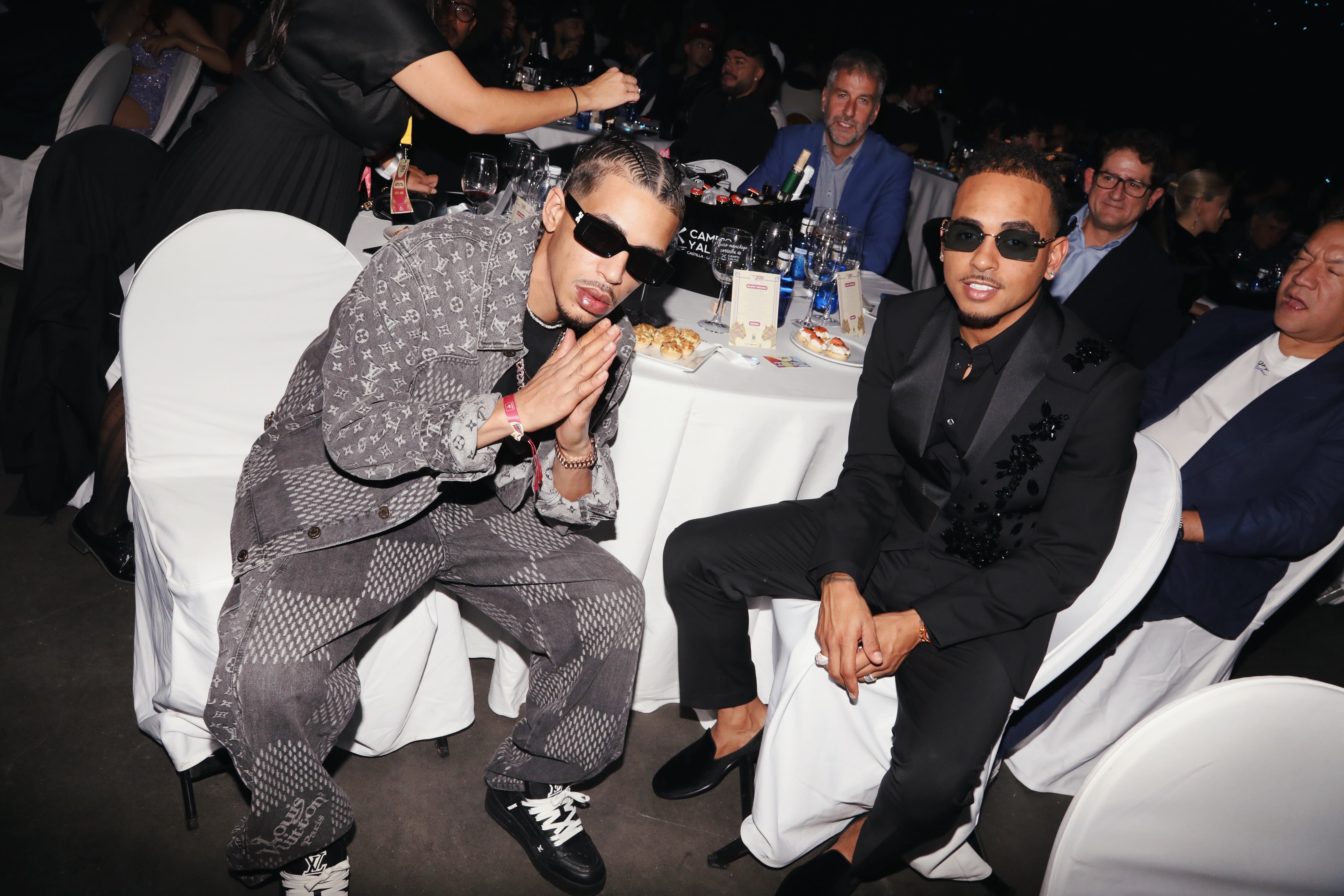 Ozuna, premio Golden Award 2023 y parte de su equipo.