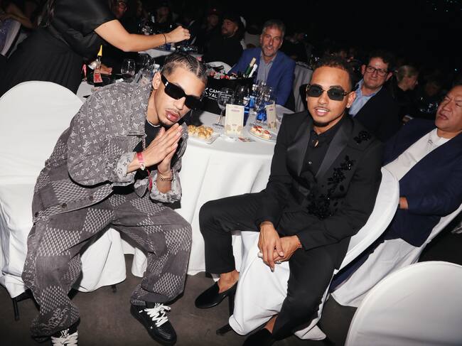 Ozuna, premio Golden Award 2023 y parte de su equipo.