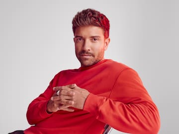 Pablo Alborán, superado por la emoción al cantar con uno de sus artistas más admirados