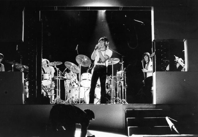 Roger Waters prueba el micrófono para cantar con el grupo Pink Floyd en 1980.