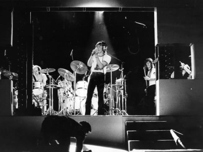 Roger Waters prueba el micrófono para cantar con el grupo Pink Floyd en 1980.
