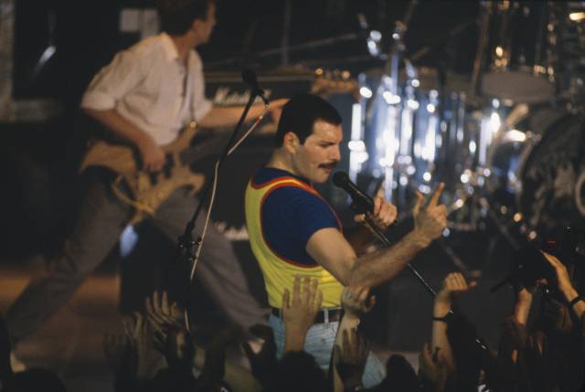 El batería John Deacon y el cantante Freddie Mercury, miembros de Queen, tocan en directo en 1986.