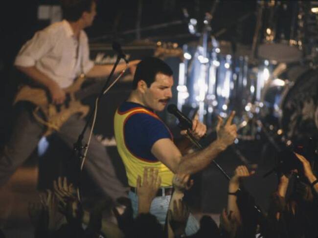 El batería John Deacon y el cantante Freddie Mercury, miembros de Queen, tocan en directo en 1986.