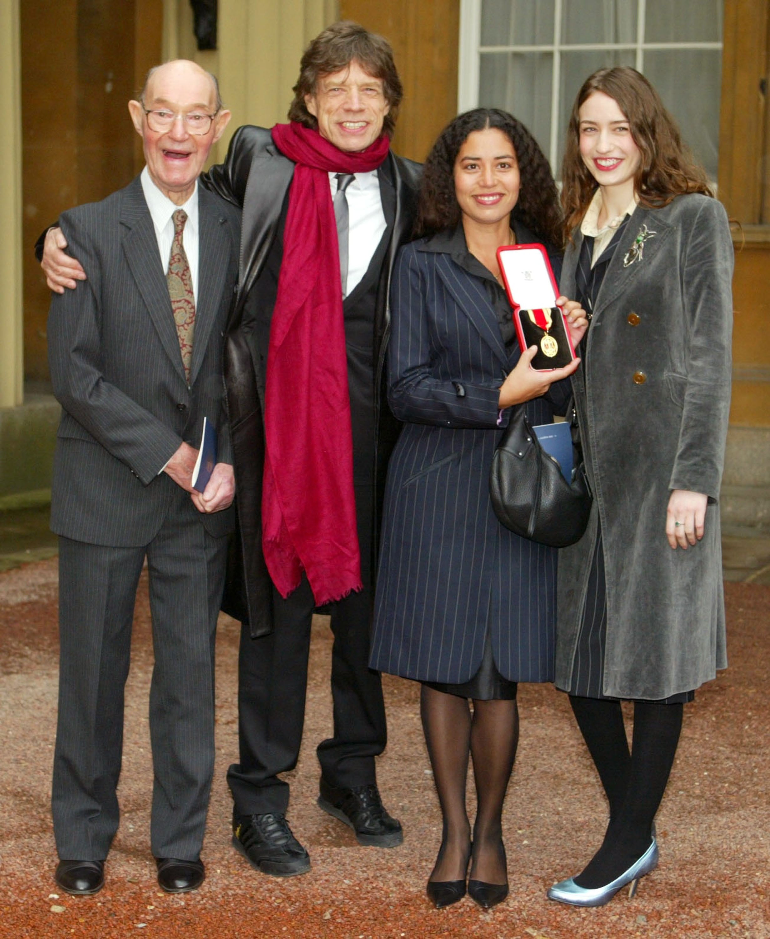 Mick Jagger junto a su padre Joe y sus hijas Elizabeth y  Karis