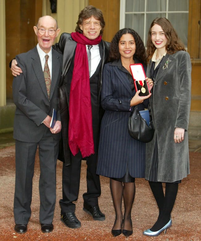 Mick Jagger junto a su padre Joe y sus hijas Elizabeth y  Karis