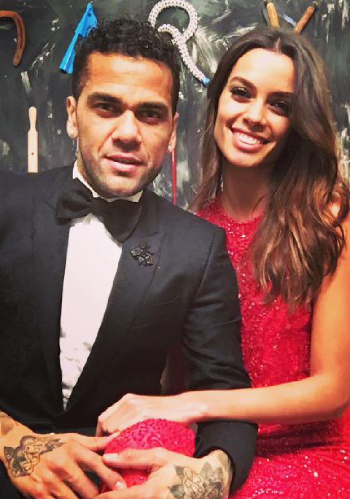La modelo española, pareja del futbolista del Barcelona Dani Alves, empezó el año con anillo en mano.