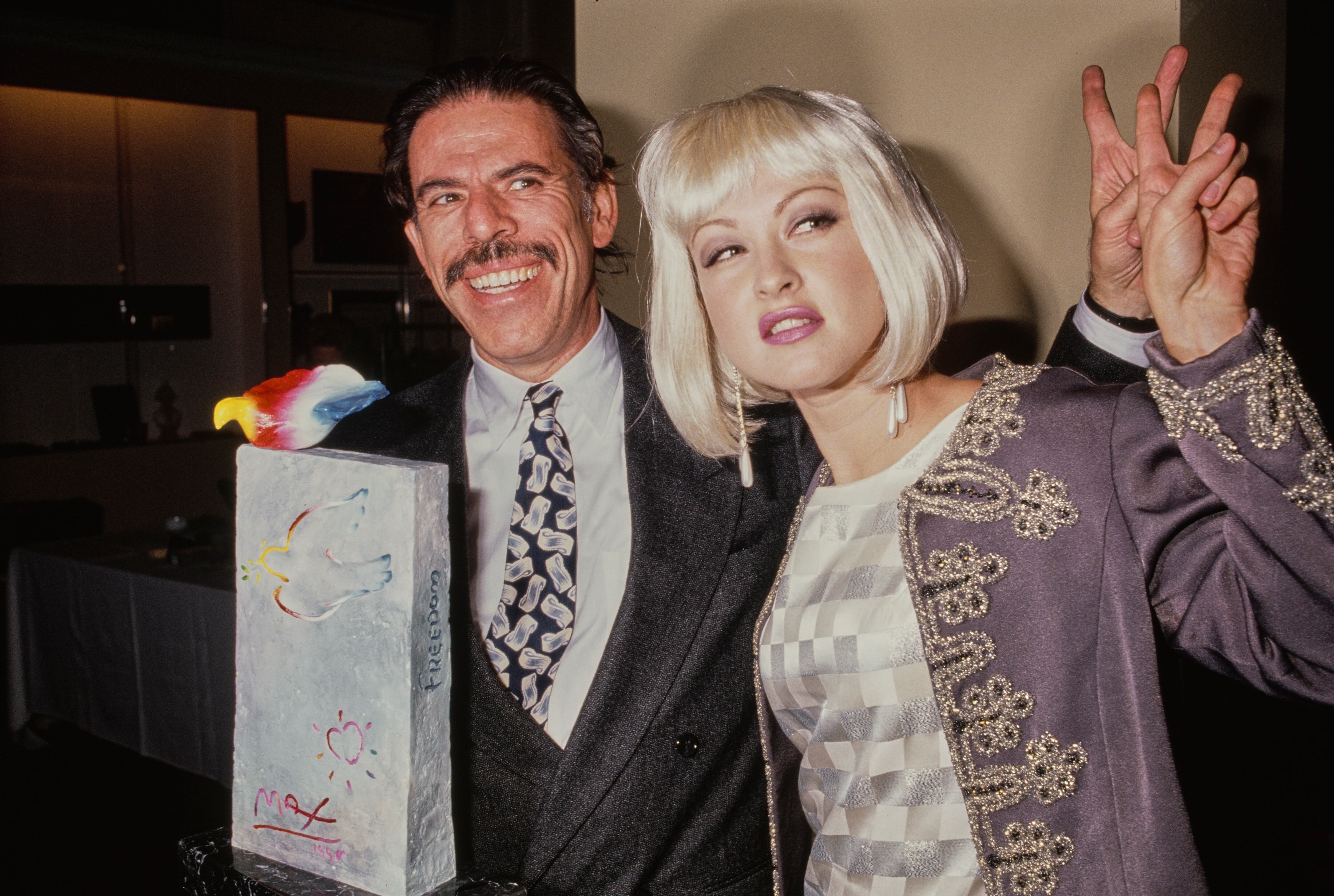 Peter Max y Cyndi Lauper, en Nueva York, en 1990.