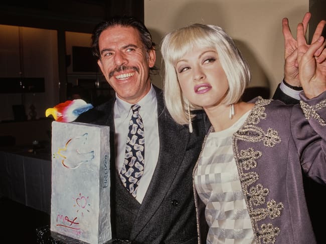 Peter Max y Cyndi Lauper, en Nueva York, en 1990.