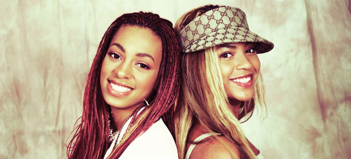 Solange Knowles y su hermana Beyoncé Knowles el 28 de junio de 2001 en Atlanta, Georgia.