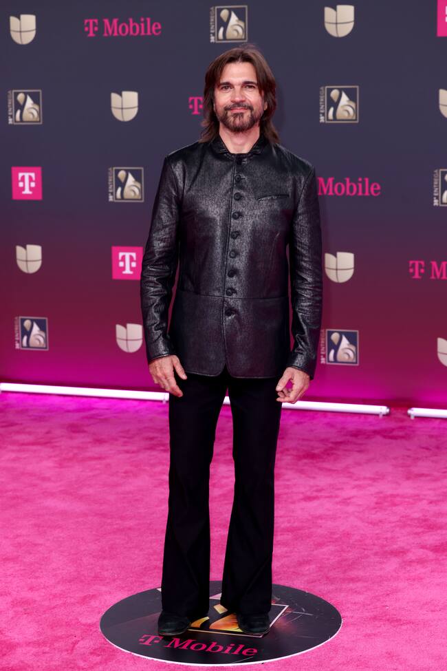 Juanes llegaba dispuesto a recibir su premio a la trayectoria y lo hacía con un elegante negro sin perder su esencia. Muy habitual de los cuellos Mao.